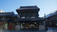 Berkeliling Kawagoe, kau akan disambut oleh kawasan dengan bangunan lama yang sangat khas. Namun sayang, bangunan di sini telah direstorasi karena terjadi kebakaran besar pada tahun 1800-an. (Syanti/detikcom)