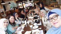 Momen kulineran seru dan santai bersama sahabat itu juga pernah dibagikan oleh Fanny Bauty melakui instagramny. Ini menjadi salah satu bukti dimana Fenny terus mempererat tali persaudaraan dengan makan bersama. Foto: Instagram @fenny.bauty