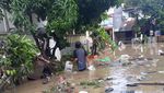 Banjir di Kemang IFI Bekasi Surut, Sampah Muncul