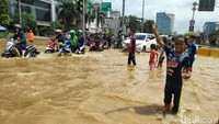 Anak-anak tampak memenuhi lokasi banjir.