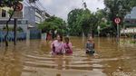 Aksi Petugas Gabungan Evakuasi Korban Banjir di Kemayoran