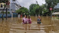 Intensitas curah hujan yang cukup tinggi di Jabodetabek membuat sejumlah kawasan di Ibu Kota terendam banjir. Salah satunya adalah kawasan Kemayoran.