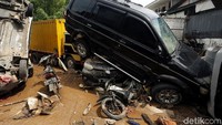 Tak hanya mobil, sejumlah sepeda motor juga ikut menumpuk.