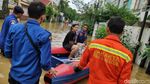 Mobil Damkar Bantu Evakuasi Korban Banjir