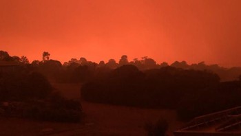 Suasana semacam ini sebelumnya hanya kita lihat dalam film dokumenter soal Planet Mars atau film fiksi ilmiah dan fantasi belaka. (brendanh_au/Twitter)