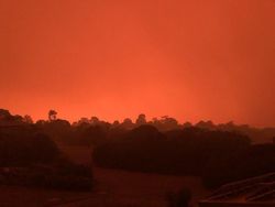 Fenomena Langit Merah Darah di Australia