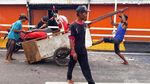 Ojek Gerobak Jadi Andalan Warga Terobos Banjir di Grogol