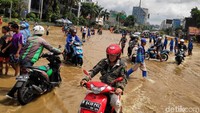 Begini semrawutnya aktivitas lalu lintas di kawasan Gunung Sahari dan Kemayoran ke arah Pasar Baru, Jakarta, Kamis (2/1/2020).