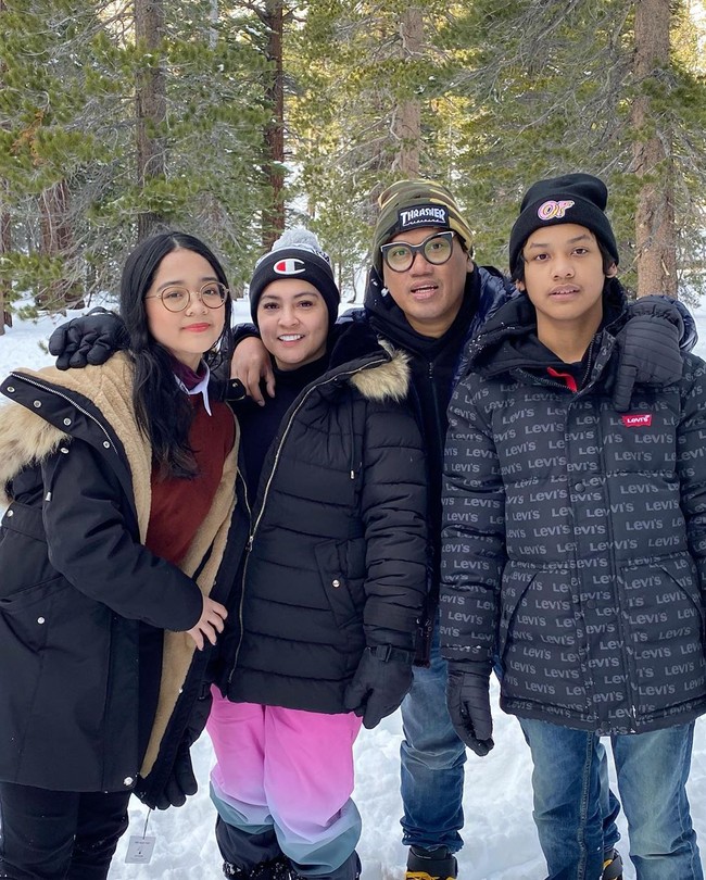 Selain Chelsea Olivia dan Glenn Alinskie, keluarga Uya Kuya juga liburan akhir tahun di Los Angeles, Amerika Serikat. Uya Kuya beserta istrinya, Astrid Kuya dan kedua anaknya, memulai liburan di kota Placentia, California hingga Las Vegas. Mereka memutuskan merayakan Tahun Baru dengan main salju di Gunung Mammoth, California.Foto: Instagram