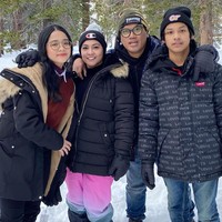 Selain Chelsea Olivia dan Glenn Alinskie, keluarga Uya Kuya juga liburan akhir tahun di Los Angeles, Amerika Serikat. Uya Kuya beserta istrinya, Astrid Kuya dan kedua anaknya, memulai liburan di kota Placentia, California hingga Las Vegas. Mereka memutuskan merayakan Tahun Baru dengan main salju di Gunung Mammoth, California.Foto: Instagram