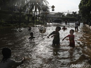 Anies Sebut Anak-anak Senang Main Banjir, Ini Faktanya