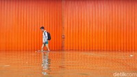 Banjir masih merendam sejumlah wilayah di Jakarta, salah satunya di kawasan Grogol. Hal itu menyebabkan sejumlah jalan sulit untuk dilintasi kendaraan akibat banjir.