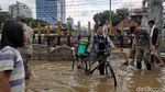 Melihat Aktivitas Warga Kemayoran di Saat Banjir