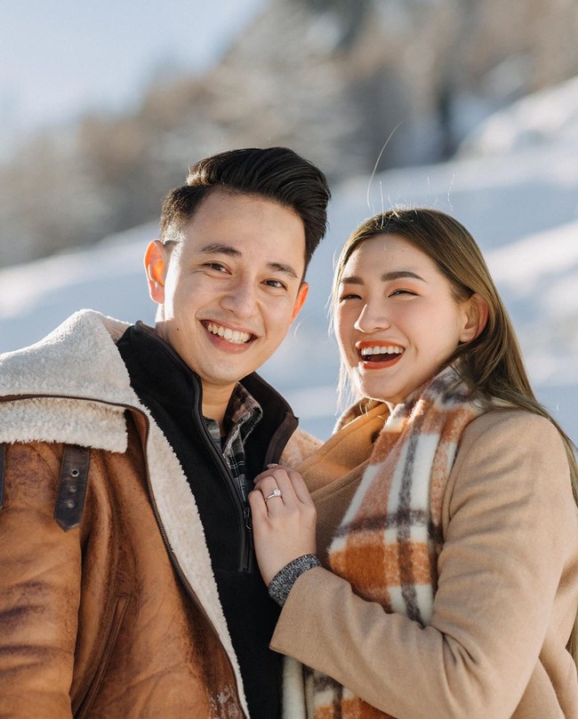 Foto-foto romantis unggahan Billy saat melamar Patricia di tengah hamparan salju itu dibanjiri oleh ucapan selamat dari para kerabat dan netizen Instagram lainnya. Beberapa netizen juga berkomentar bahwa kedua sejoli ini terlihat sangat serasi. Bagaimana menurutmu? Foto: Instagram @billydavidson_