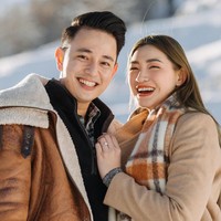 Foto-foto romantis unggahan Billy saat melamar Patricia di tengah hamparan salju itu dibanjiri oleh ucapan selamat dari para kerabat dan netizen Instagram lainnya. Beberapa netizen juga berkomentar bahwa kedua sejoli ini terlihat sangat serasi. Bagaimana menurutmu? Foto: Instagram @billydavidson_
