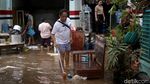 TNI-Warga Bersihkan Sampah Sisa Banjir di Cipinang Melayu