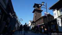 Kamu harus ke Toki no Kane, atau The Bell Tower. Tower setinggi 16 meter ini berdentang 4 kali dalam sehari, yaitu pukul 6 pagi, 12 siang, 6 sore dan 3 malam. Nanti akan ada petugas yang naik ke tower dan membunyikan lonceng. (Syanti/detikcom)
