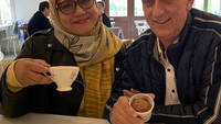 Kulineran seru sambil ngopi dan makan kue manis, Fenny Bauty dan suaminya mengabadikan dengan berfoto bersama. Tampak sepiring kue yang tampak lezat dan siap untuk dilahap. Foto: Instagram @fenny.bauty