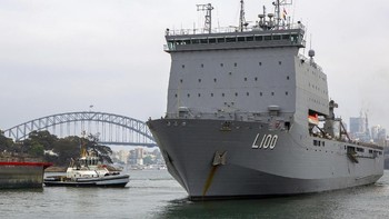 Kapal tentara angkatan laut Australia diberangkatkan untuk mengevakuasi 4.000 orang dari Kota Mallacoota, Victoria (Australian Department of Defense)