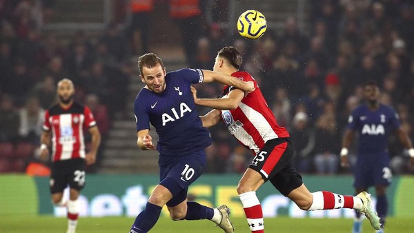 Tottenham Melempem di St. Marys Stadium