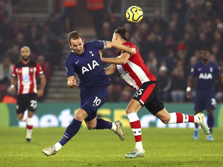 Tottenham Melempem di St. Marys Stadium