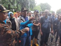 Naik Perahu Karet, Ridwan Kamil Tinjau Lokasi Banjir di Bekasi Timur