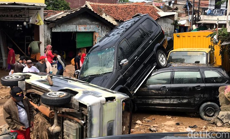 Mobil terseret banjir sampai saling menumpuk. Foto: Fathan Mobil terseret banjir sampai saling menumpuk. Foto: Fathan