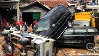 Begini penampakan mobil bertumpuk imbas dahsyatnya arus banjir di kawasan Pondok Gede Permai, Jatiasih, Bekasi.