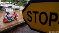 Becak juga ikut terjun untuk membantu warga menerobos banjir.