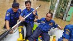 Evakuasi Korban Banjir di Kawasan Pasar Baru