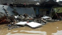 Ini penampakan salah satu rumah warga di beberapa bagian roboh saat diterjang banjir.