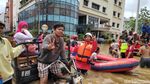 Mobil Damkar Bantu Evakuasi Korban Banjir