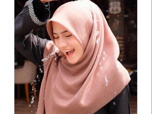 Tren Hijab Anti Air untuk Musim Hujan, Buat Penampilan Tetap Paripurna