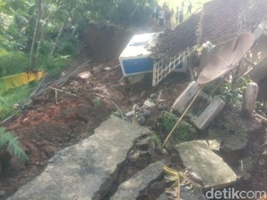 Petugas Gabungan Buka Akses 3 Dusun di Tasikmalaya yang Terisolir Longsor