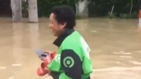 Di tengah kepungan air banjir, tentu saja ketersediaan makanan sangat terbatas. Alhasil salah satu korban banjir memesan makanan via ojek online. Sang driver pun rela menerobos banjir demi bisa mengantarkan makanan. 