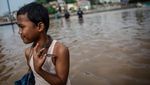 Petugas Damkar Evakuasi Korban Banjir di Kampung Pulo