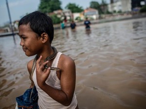 Potret Lucu Orang-orang yang Tetap Santuy Walau Terkena Banjir