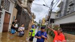 Mobil Damkar Bantu Evakuasi Korban Banjir