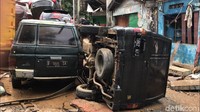 Beberapa rumah warga juga rusak akibat benturan saat mobil terseret arus banjir.
