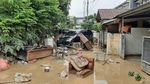 Diterjang Banjir, Mobil di Bekasi Nangkring di Garasi-Berserakan di Jalan