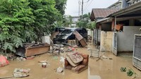 Sebuah mobil terseret arus air dan nyangkut di jalanan. Warga tidak menyangka banjir akan setinggi dan sederas kali ini.
