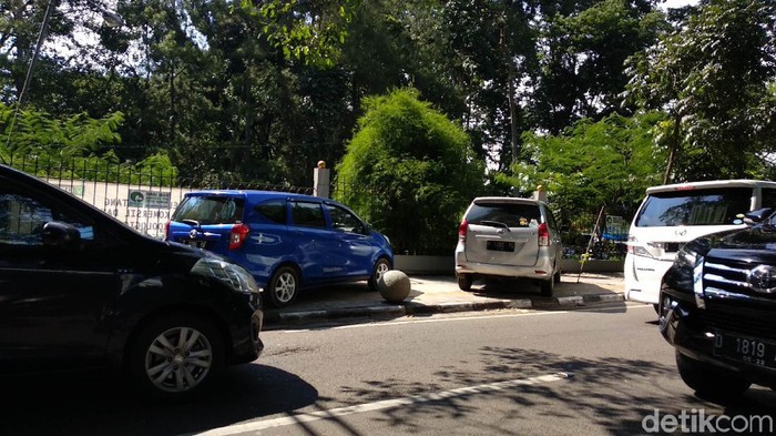 Mobil Parkir di Trotoar Jalan Tamansari Bandung
