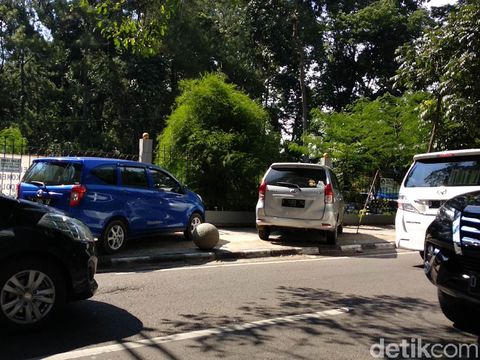 Trotoar di Tamansari Bandung Dikuasai Mobil