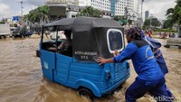 Beberapa angkutan umum seperti bajaj terlihat mogok.