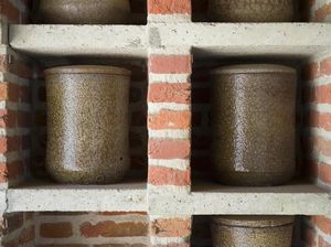 Punya Pajangan Guci Keramik di Rumah? Begini Tips Merawatnya