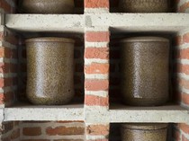 Punya Pajangan Guci Keramik di Rumah? Begini Tips Merawatnya