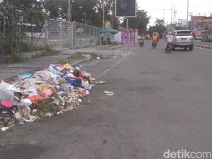 Tumpukan Sampah Juga Terlihat di Pinggir Jalan William Iskandar Medan