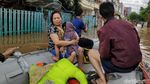 Evakuasi Korban Banjir di Kawasan Pasar Baru