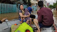 Menurut penuturan warga sekitar air mulai meluap naik dari pukul 05.00 WIB, hingga berita ini diturunkan air masih terus meluap dan menggenangi jalan.