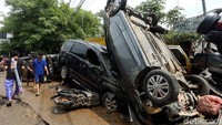 Banjir di beberapa wilayah di Kecamatan Jatiasih, Kota Bekasi mulai surut, tetapi warga belum bisa kembali ke rumah mereka karena sebagian akses jalan masih tergenang atau terhalang kendaraan yang bertumpukan.